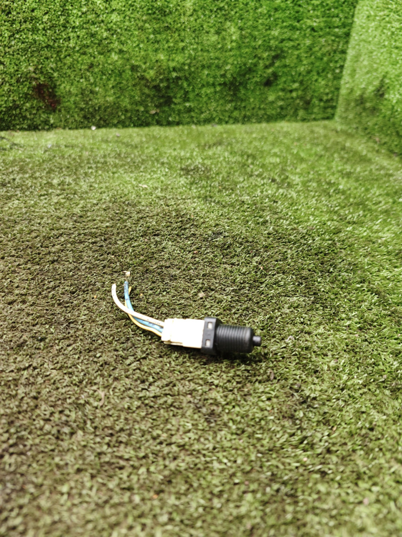 Датчик педали тормоза (лягушка) Peugeot 406 1 поколение 1998, 2.0 л., бензин, МКПП, универсал - фото №1