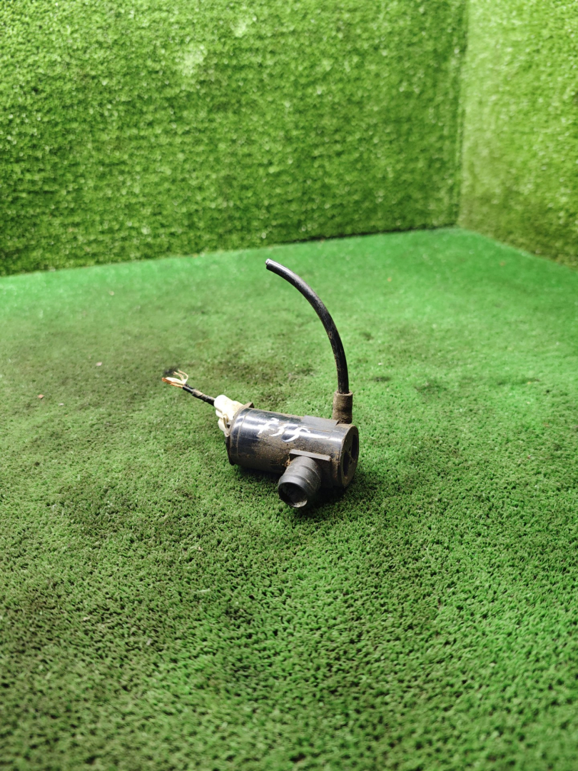 насос (моторчик) омывателя стекла Kia Shuma 1 поколение 2000, 1.5 л., бензин, МКПП, лифтбэк - фото №1