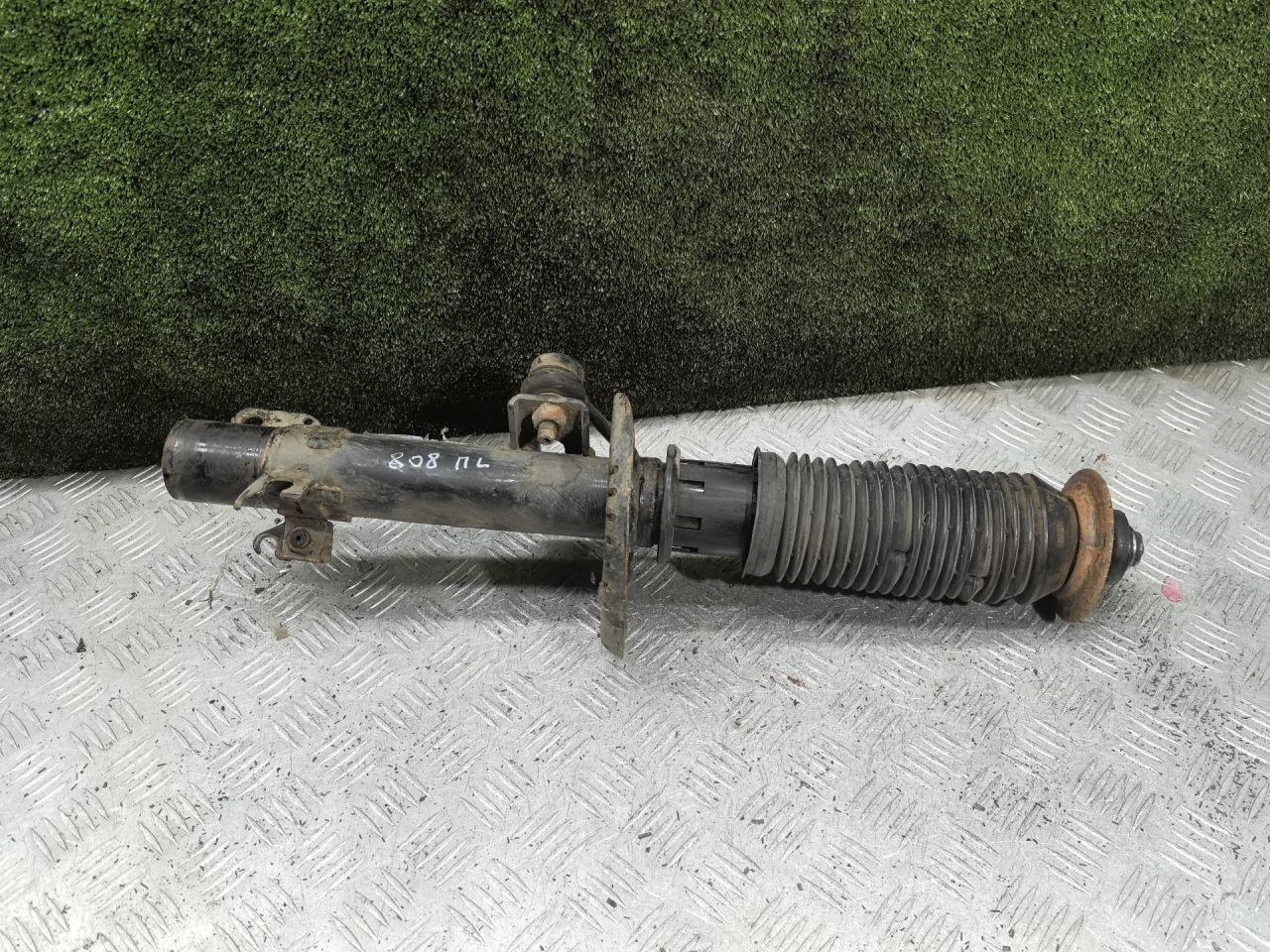 амортизатор передний левый Volkswagen Polo Sedan 1 поколение 2015, 1.6 л., МКПП, седан - фото №1