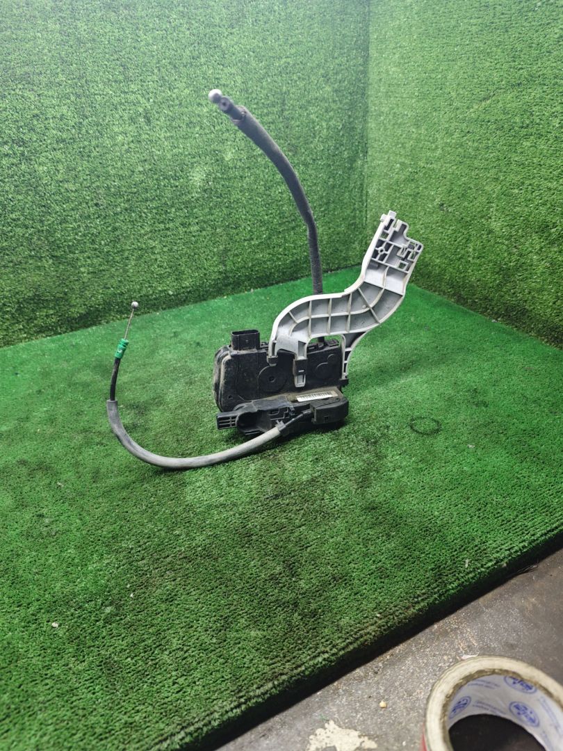 замок двери задней правой Kia Sportage 3 поколение 2011, 2.0 л., бензин, АКПП, внедорожник 5 дв., полный привод, 812403U000 - фото №1