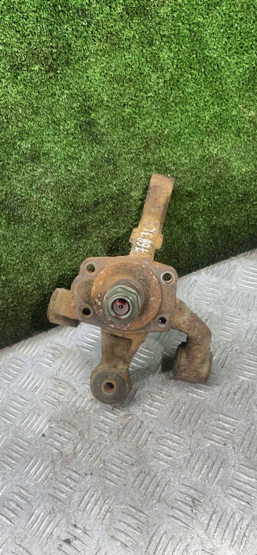 кулак задний левый Suzuki Baleno 1 поколение 1997, 1.6 л., бензин, МКПП, универсал - фото №1