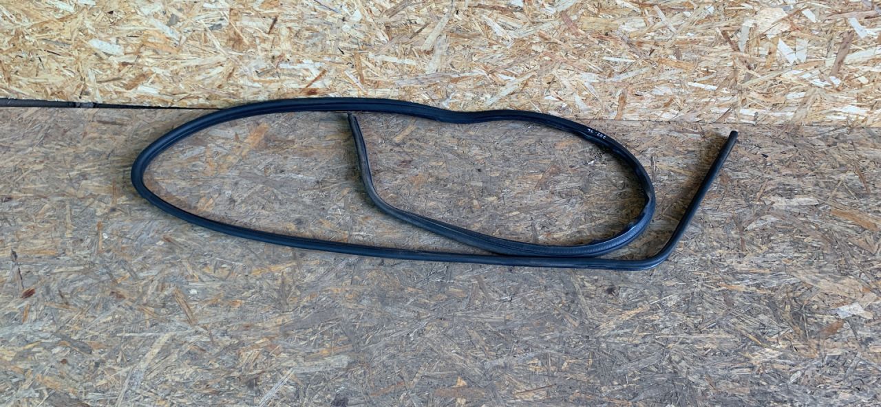 уплотнитель двери Chrysler Voyager 4 поколение 2002, 2.4 л., бензин, МКПП, минивэн - фото №1