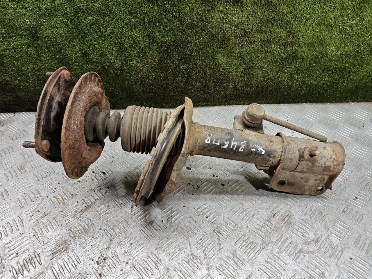 амортизатор передний правый Mitsubishi Space Wagon 3 поколение (Typ N50) 2000, 2.4 л., бензин, МКПП, минивэн - фото №1