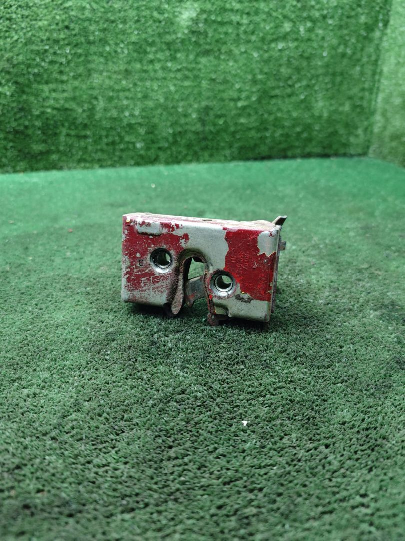 замок двери передней левой Volkswagen Golf 2 поколение 1989, 1.3 л., бензин, МКПП, хетчбэк 3 дв. - фото №1