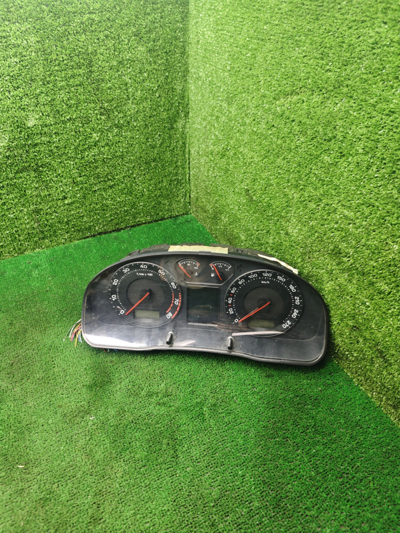 щиток приборов (приборная панель) Skoda Superb 1 поколение 2006, 2.8 л., бензин, АКПП, седан, 3U0920841C, 3U0920841 - фото №1