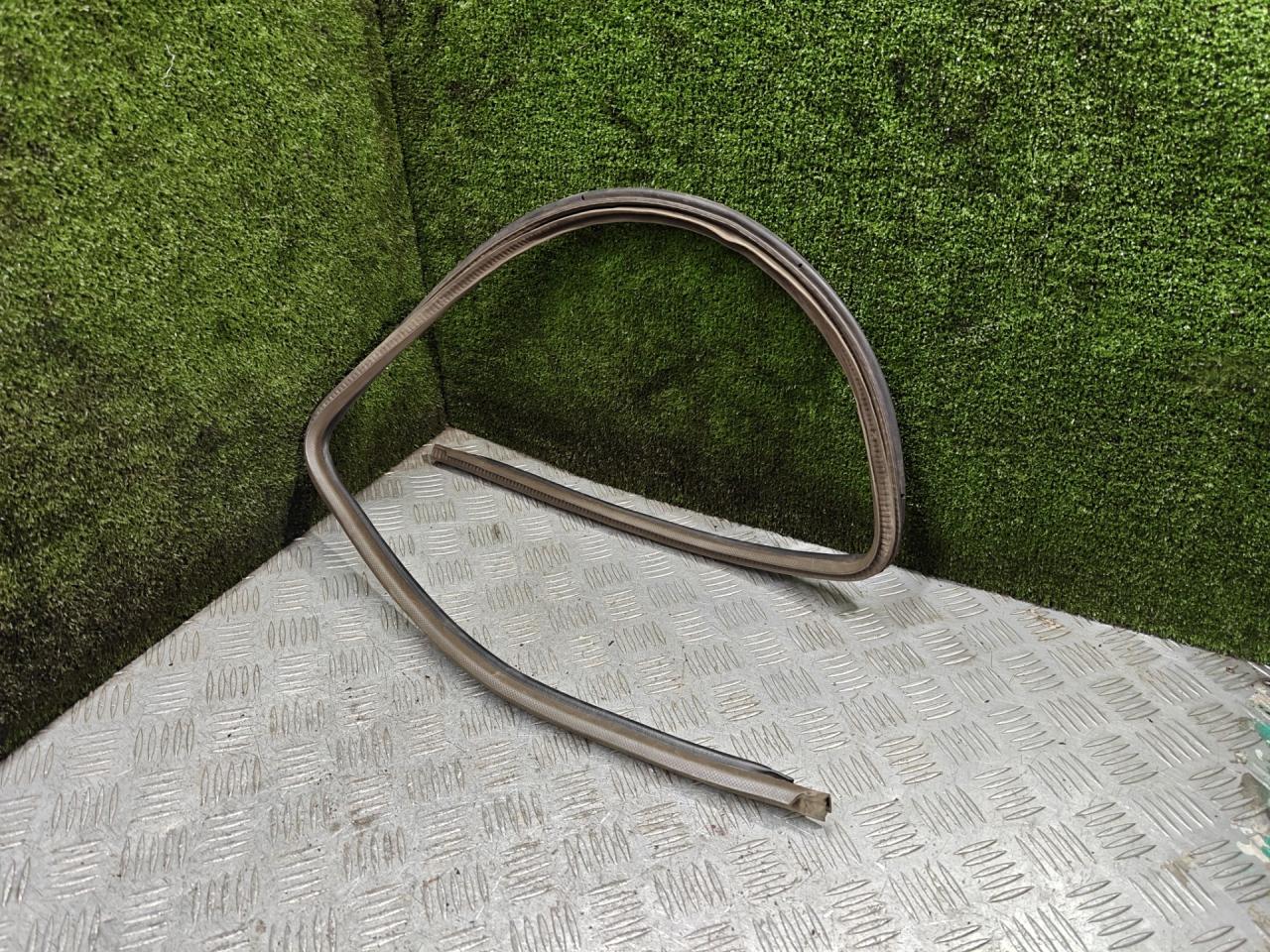 уплотнитель двери Mitsubishi Pajero 2 поколение 1996, 3.0 л., 6G72 (SOHC 24V), бензин, АКПП, внедорожник 5 дв. - фото №1