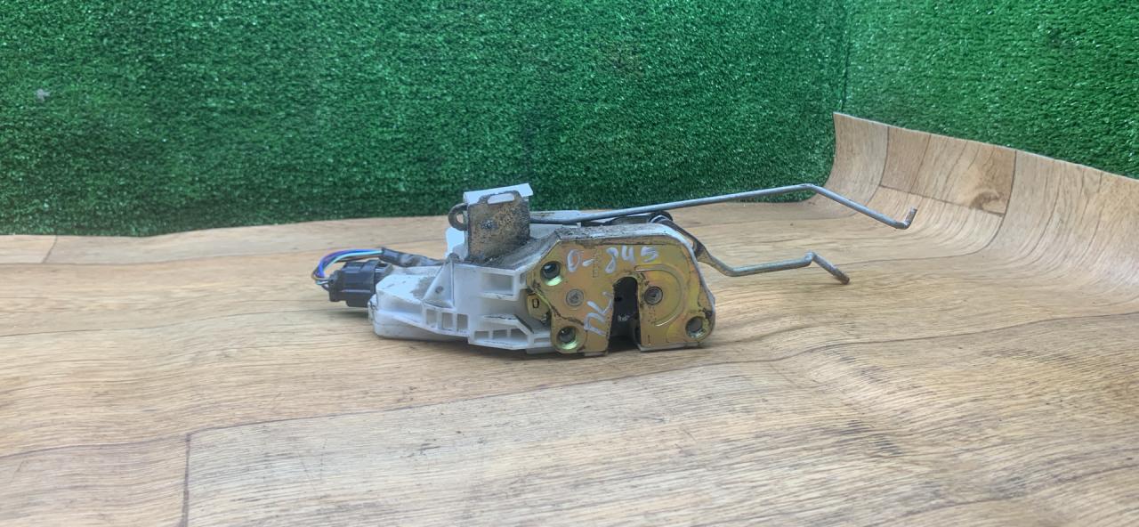 замок двери передней левой Mitsubishi Space Wagon 3 поколение (Typ N50) 2000, 2.4 л., бензин, МКПП, минивэн - фото №1