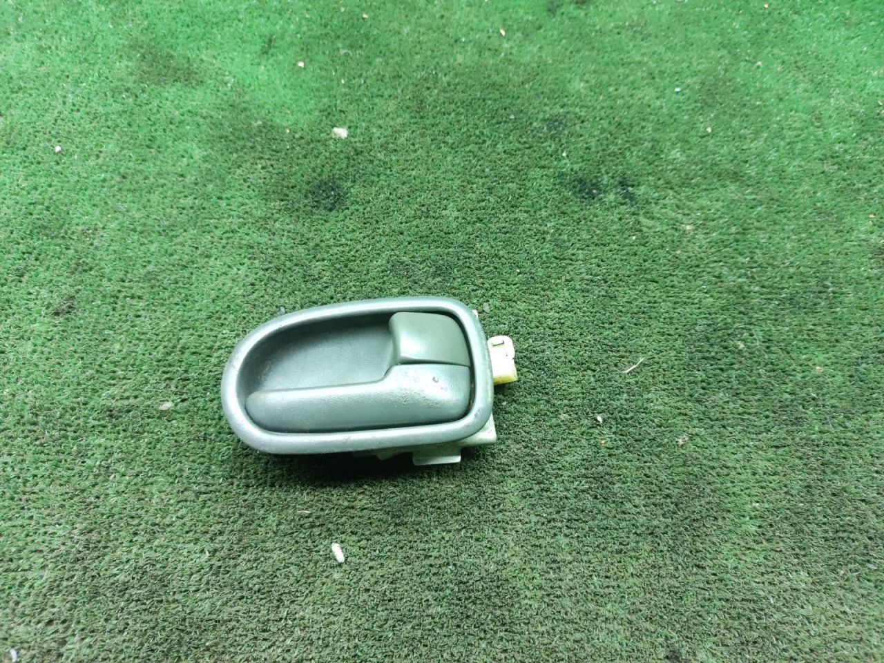 ручка внутренняя передняя правая Mazda 323 5 поколение 1998, 1.5 л., бензин, МКПП, хетчбэк 3 дв. - фото №1