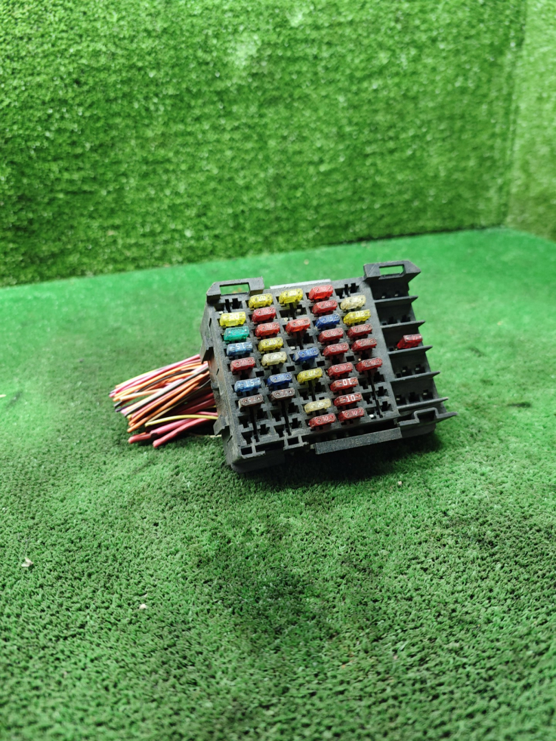 блок предохранителей Opel Sintra 1 поколение 1997, 2.2 л., X 22 XE, бензин, МКПП, минивэн - фото №1