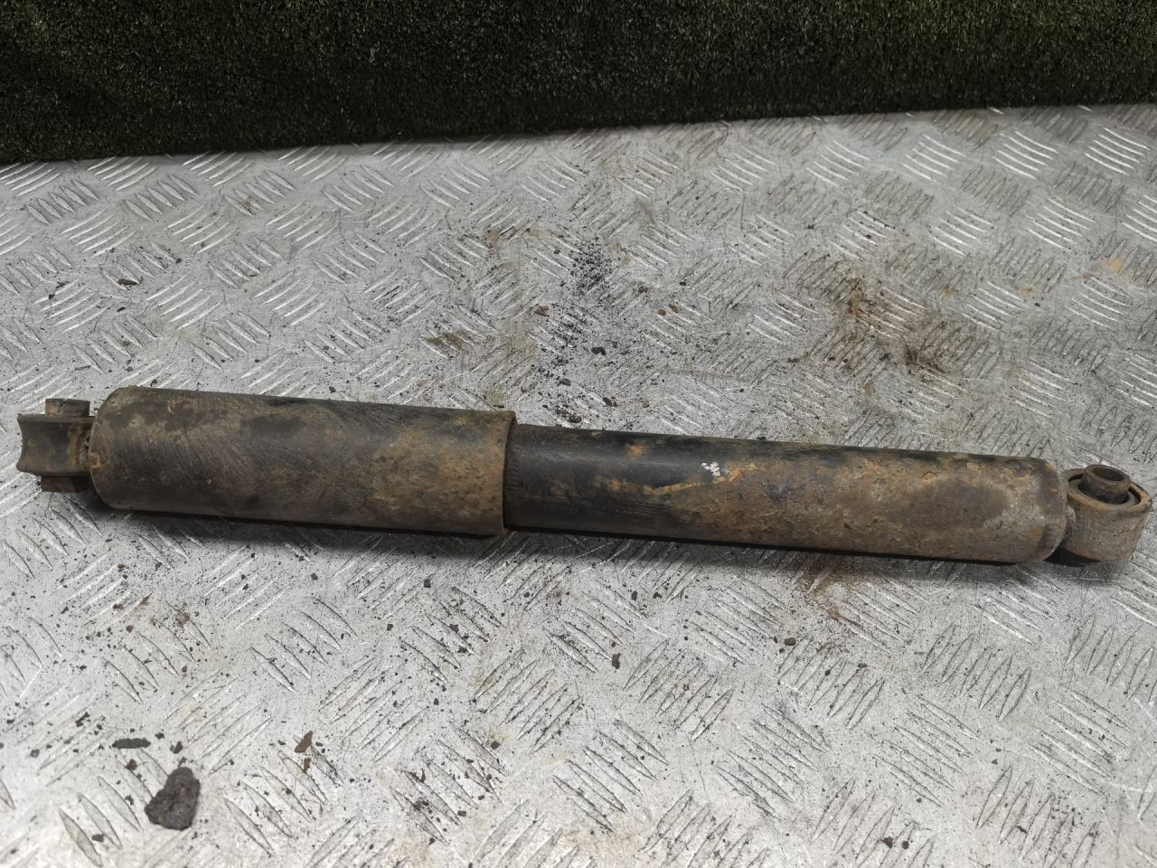 амортизатор задний правый Dodge Caravan 4 поколение 2001, 2.4 л., бензин, АКПП, минивэн - фото №1