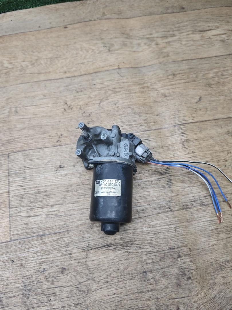 моторчик передних стеклоочистителей (дворников) Toyota Avensis 1 поколение (T220) 1998, 2.0 л., дизель, МКПП, седан - фото №1