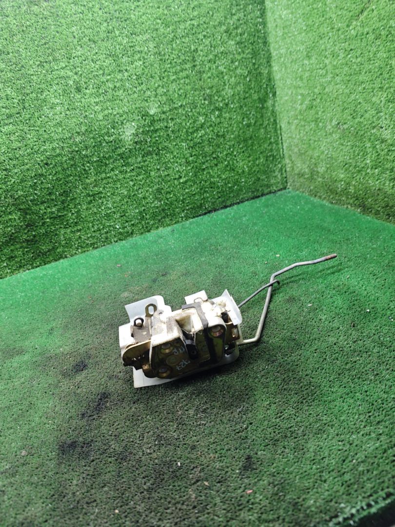 замок двери передней правой Mazda 323 5 поколение 1998, 1.5 л., бензин, МКПП, хетчбэк 3 дв. - фото №1