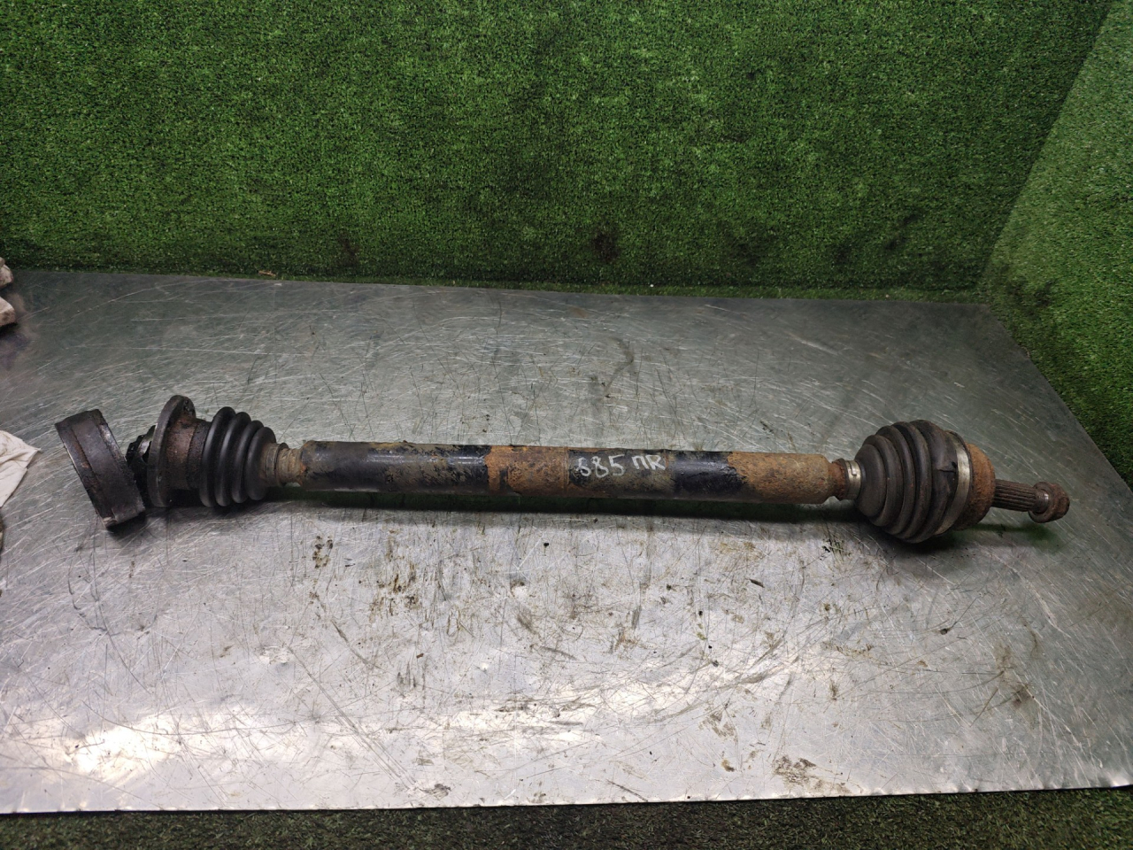 полуось передняя правая (приводной вал, ШРУС) Volkswagen Golf 3 поколение 1995, 1.3 л., бензин, МКПП, хетчбэк 3 дв. - фото №1