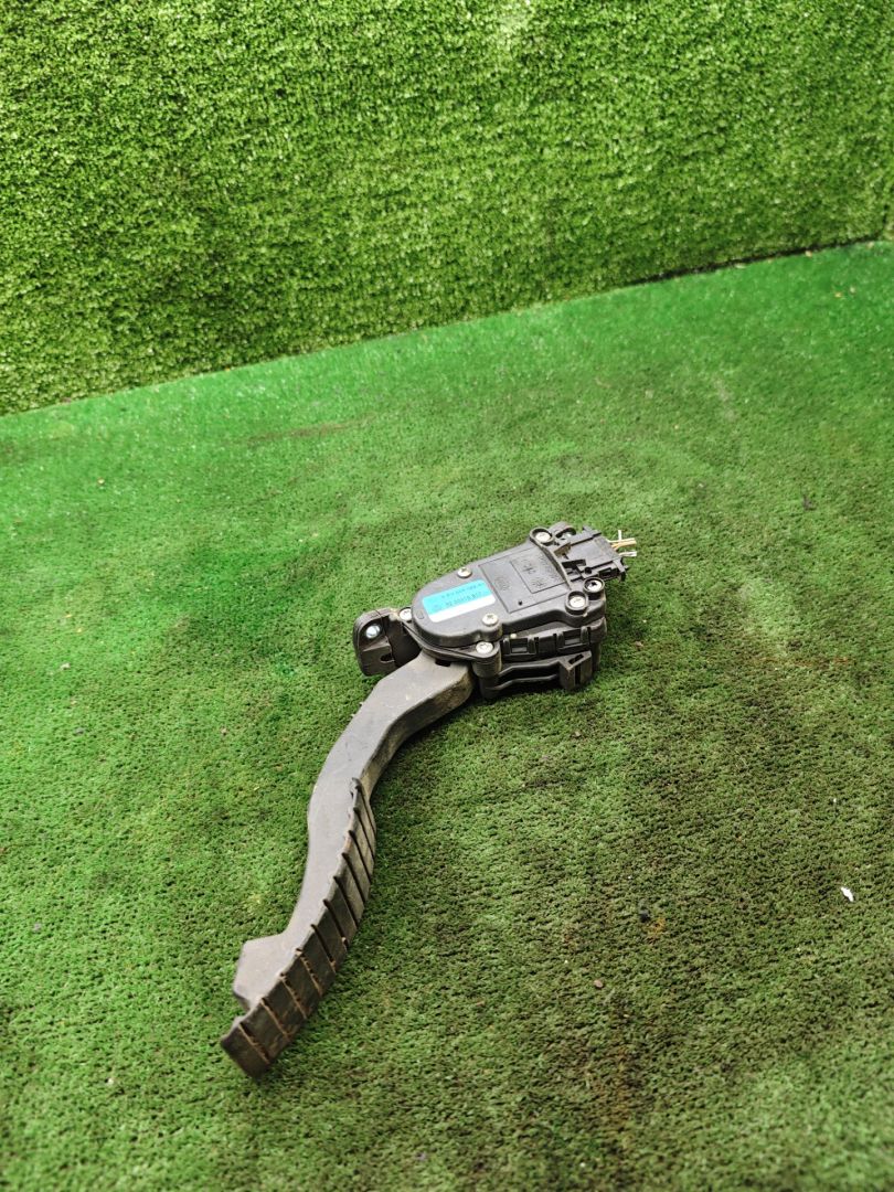 педаль Renault Laguna 2 поколение 2002, 1.9 л., DCi, дизель, 6МКПП, хетчбэк 5 дв., 8200415817 - фото №1