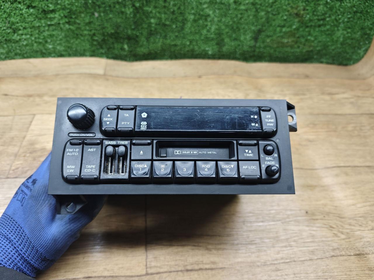 магнитола Chrysler Voyager 3 поколение 1997, 2.4 л., бензин, МКПП, минивэн - фото №1