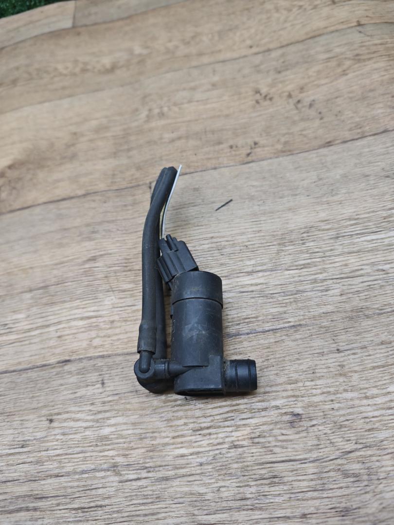 насос (моторчик) омывателя стекла Ford C-Max 1 поколение 2006, 2.0 л., бензин, МКПП, минивэн - фото №1