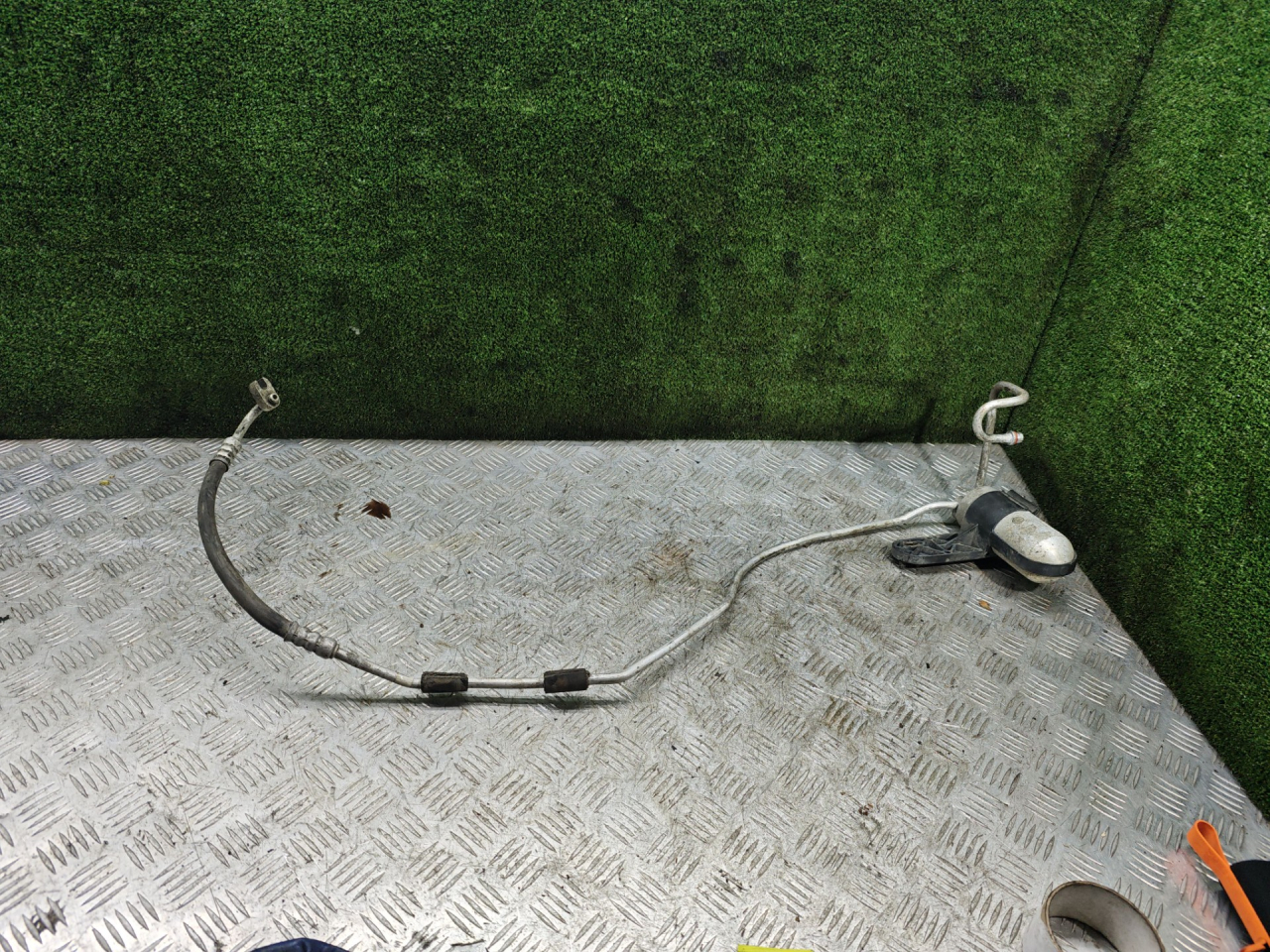 трубка кондиционера Chrysler 300M 1 поколение 2002, 3.5 л., бензин, АКПП, седан - фото №1