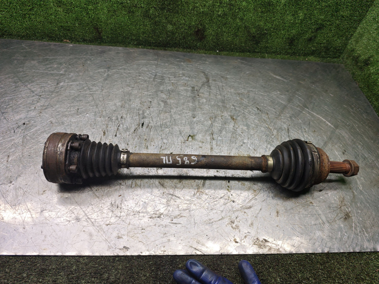 полуось передняя левая (приводной вал, ШРУС) Volkswagen Golf 3 поколение 1995, 1.3 л., бензин, МКПП, хетчбэк 3 дв. - фото №1