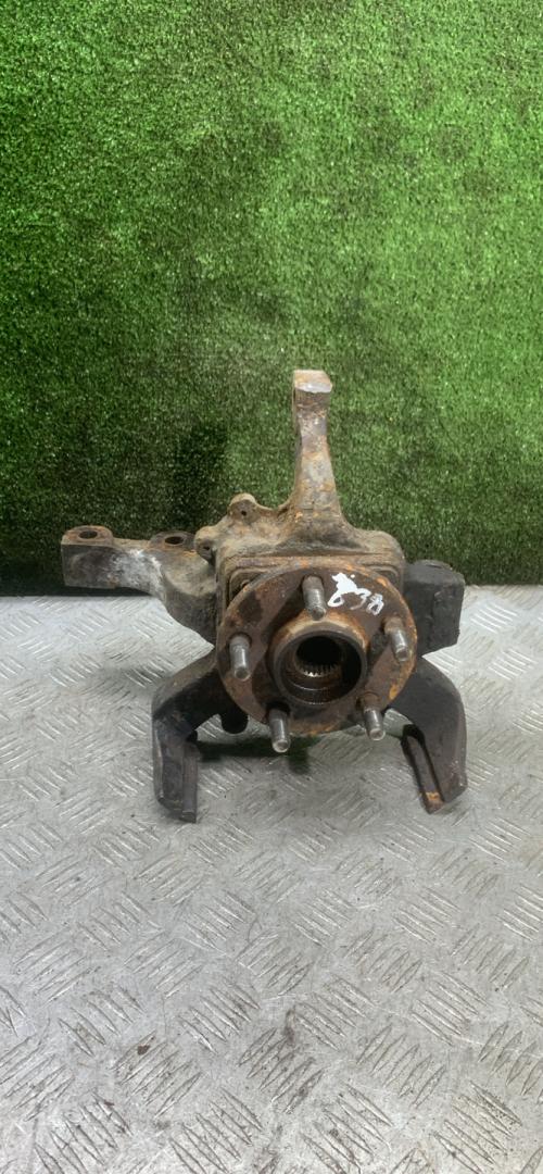 кулак поворотный левый Dodge Caravan 3 поколение 1999, 2.4 л., бензин, АКПП, минивэн - фото №1