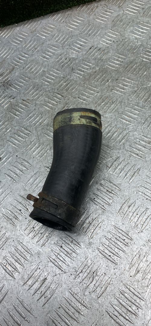 патрубок интеркулера Toyota Avensis 1 поколение (T220) 2000, 2.0 л., 2C-T, дизель, МКПП, универсал - фото №1