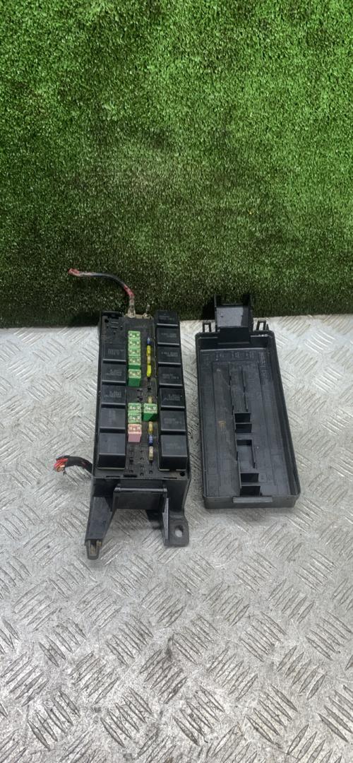 блок предохранителей Chrysler Voyager 3 поколение 1999, 2.5 л., дизель, МКПП, минивэн - фото №1