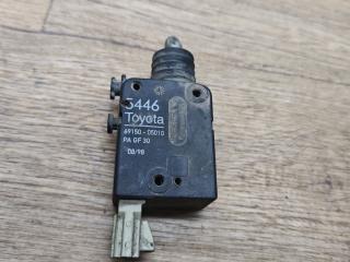 активатор замка багажника Toyota Avensis 1 поколение (T220) 1999, 2.0 л., дизель, МКПП, хетчбэк 5 дв., 69150-05010