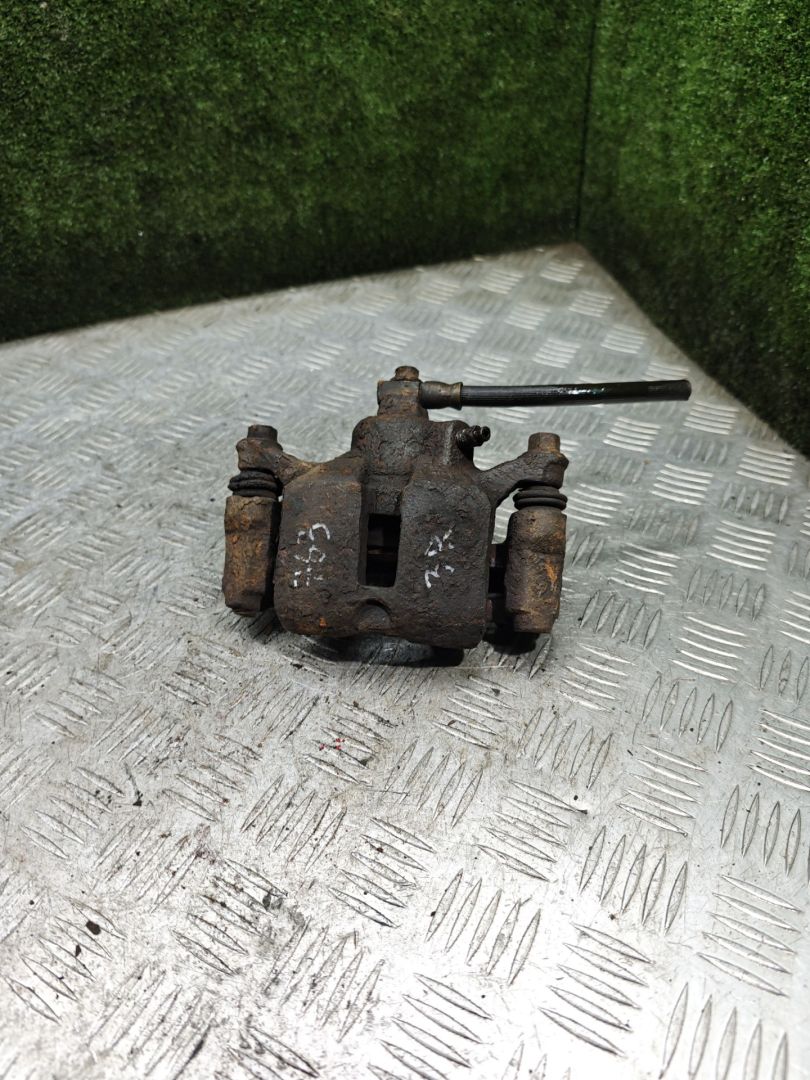 суппорт задний правый Opel Sintra 1 поколение 1998, 2.2 л., X 22 XE, бензин, МКПП, минивэн - фото №1