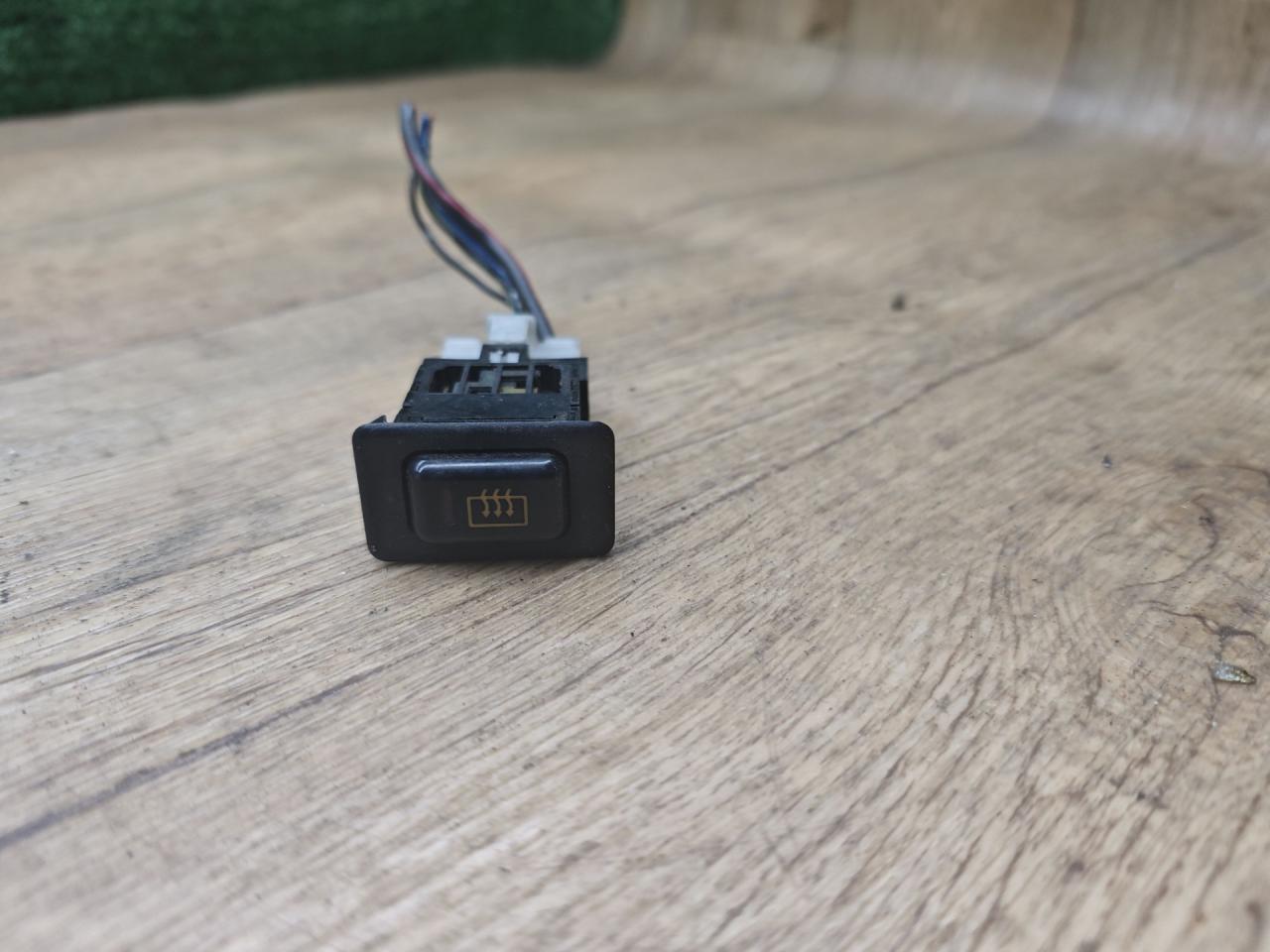 кнопка обогрева заднего стекла Mitsubishi Pajero 2 поколение 1996, 3.0 л., 6G72 (SOHC 24V), бензин, АКПП, внедорожник 5 дв. - фото №1