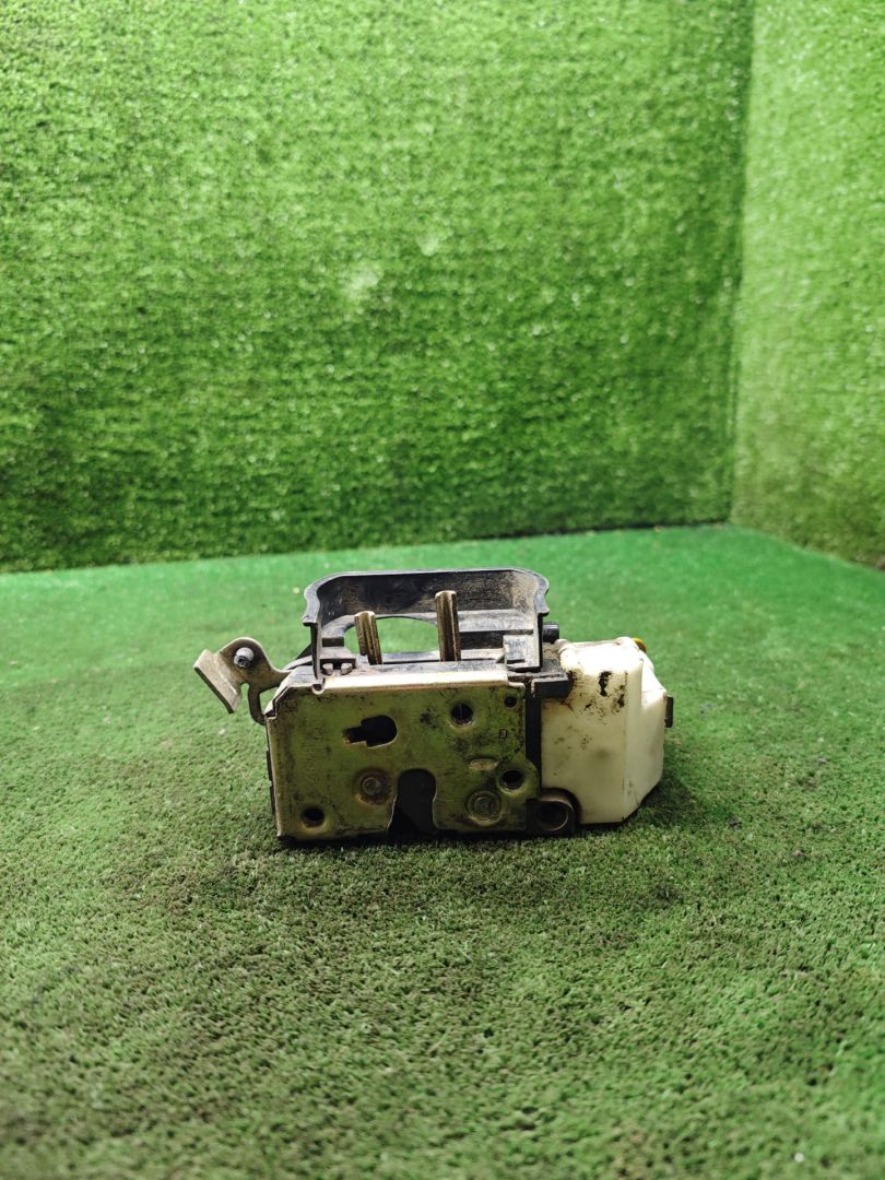 замок двери передней правой Fiat Punto 1 поколение 1995, 1.2 л., бензин, МКПП, хетчбэк 5 дв. - фото №1