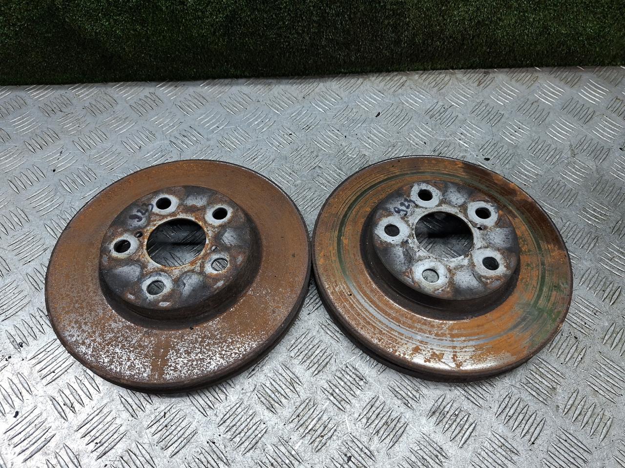 диски тормозные (комплект) Toyota Avensis 1 поколение (T220) 1999, 1.6 л., 4A-FE, бензин, МКПП, седан, передний привод - фото №1