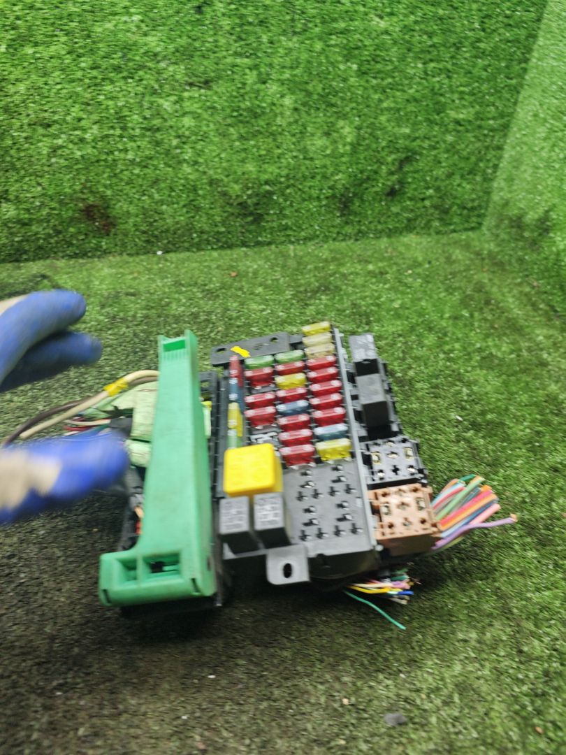 блок предохранителей Fiat Palio 1 поколение 2000, 1.6 л., бензин, МКПП, универсал - фото №1