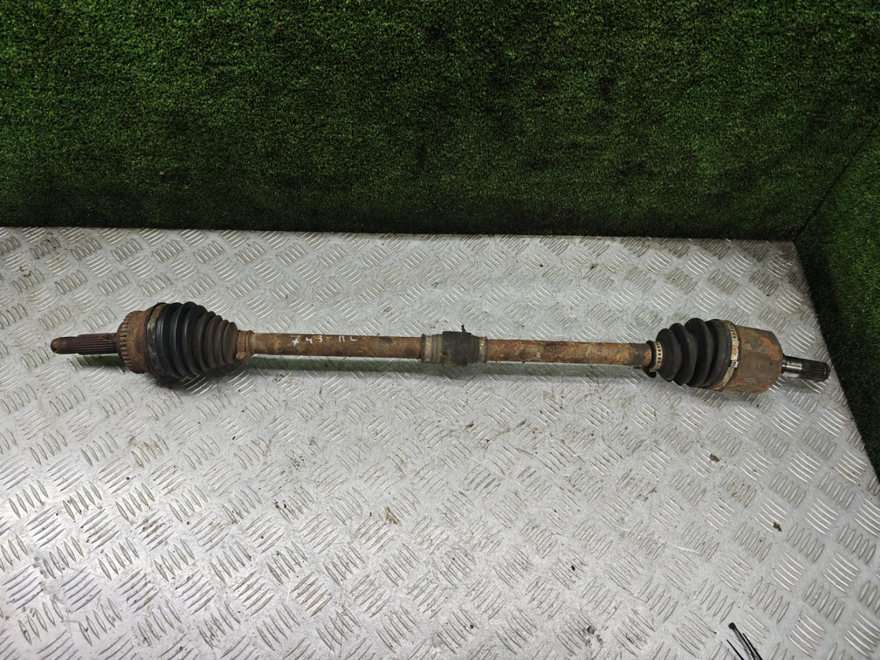 полуось передняя левая (приводной вал, ШРУС) Mitsubishi Galant 7 поколение 1995, 1.8 л., бензин, МКПП, седан - фото №1