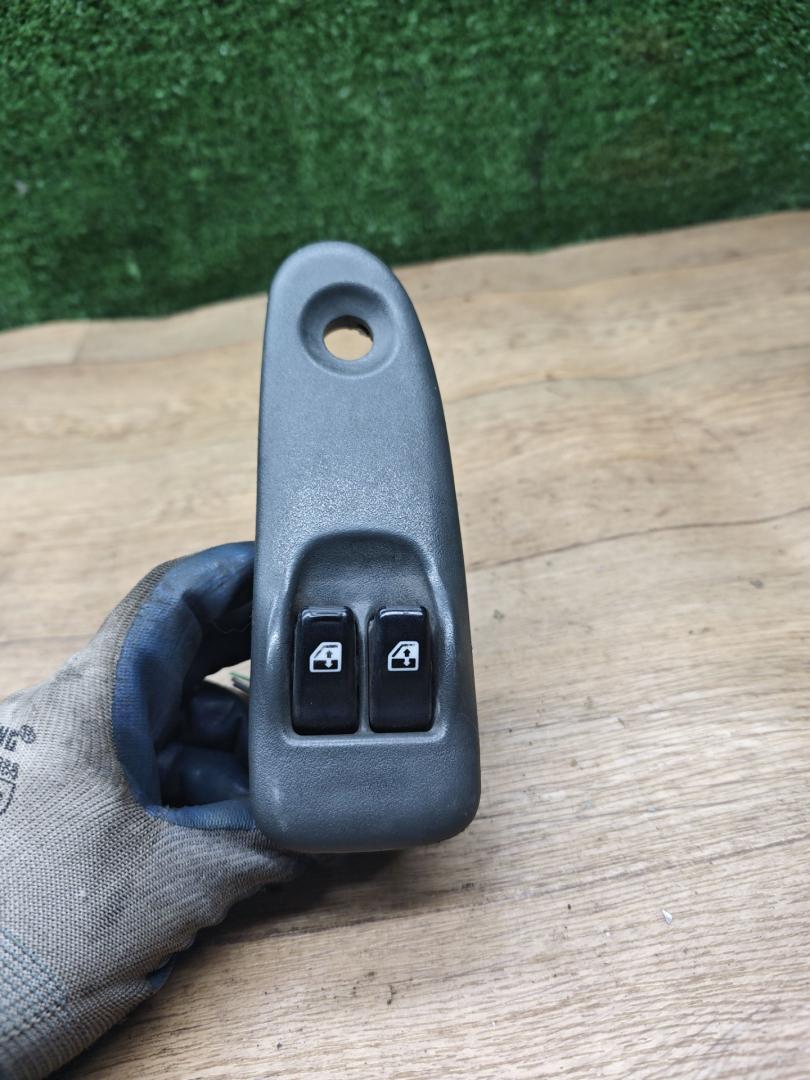 блок управления стеклоподъемниками Opel Sintra 1 поколение 1997, 2.2 л., X 22 XE, бензин, МКПП, минивэн - фото №1