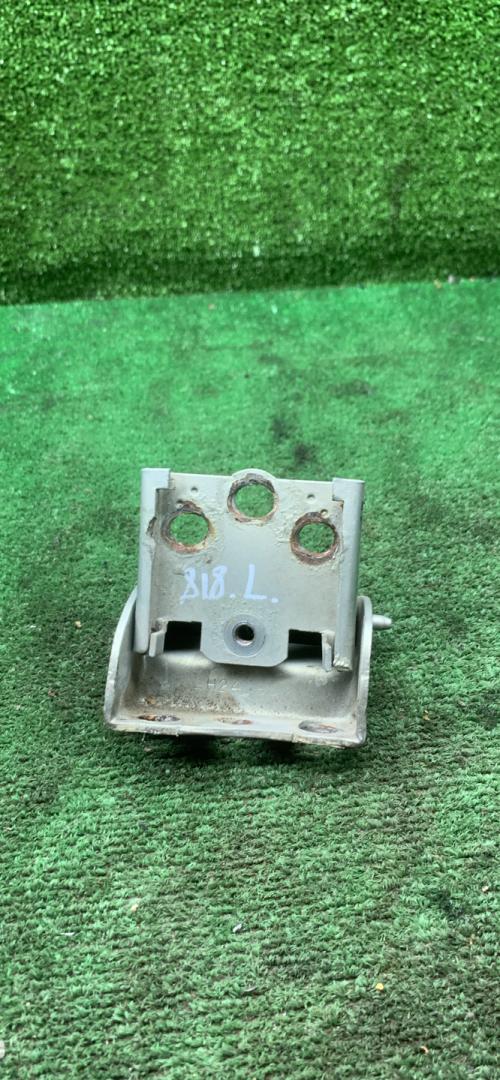 петля крышки багажника Chrysler Voyager 3 поколение 1999, 2.4 л., бензин, АКПП, минивэн - фото №1