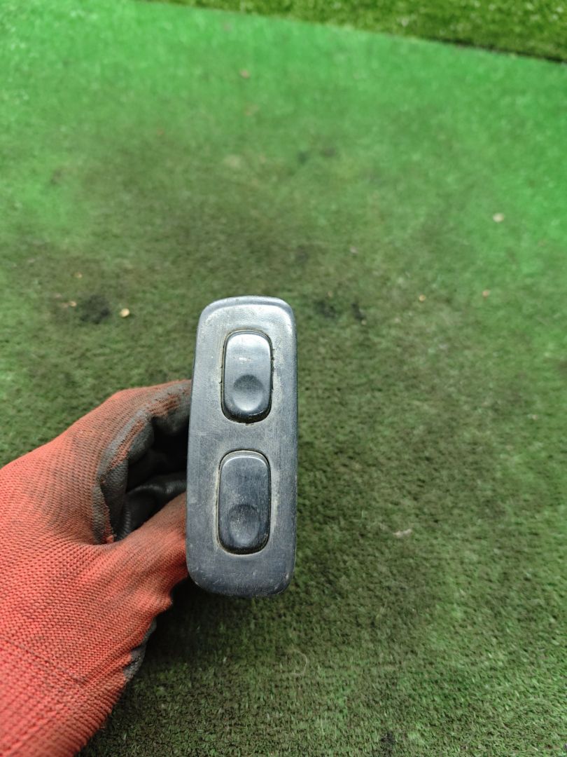 блок управления стеклоподъемниками Hyundai Accent 1 поколение (X3) 1995, 1.5 л., бензин, МКПП, хетчбэк 3 дв. - фото №1