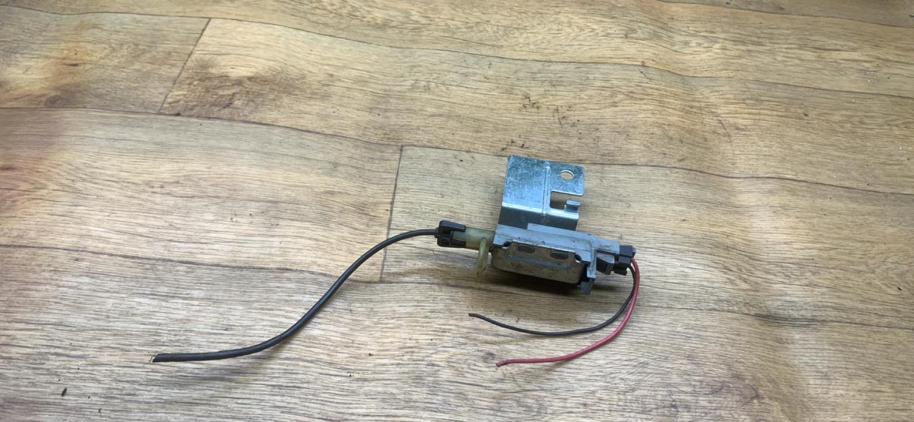 активатор замка крышки топливного бака Opel Sintra 1 поколение 1997, 2.2 л., X 22 XE, бензин, МКПП, минивэн - фото №1