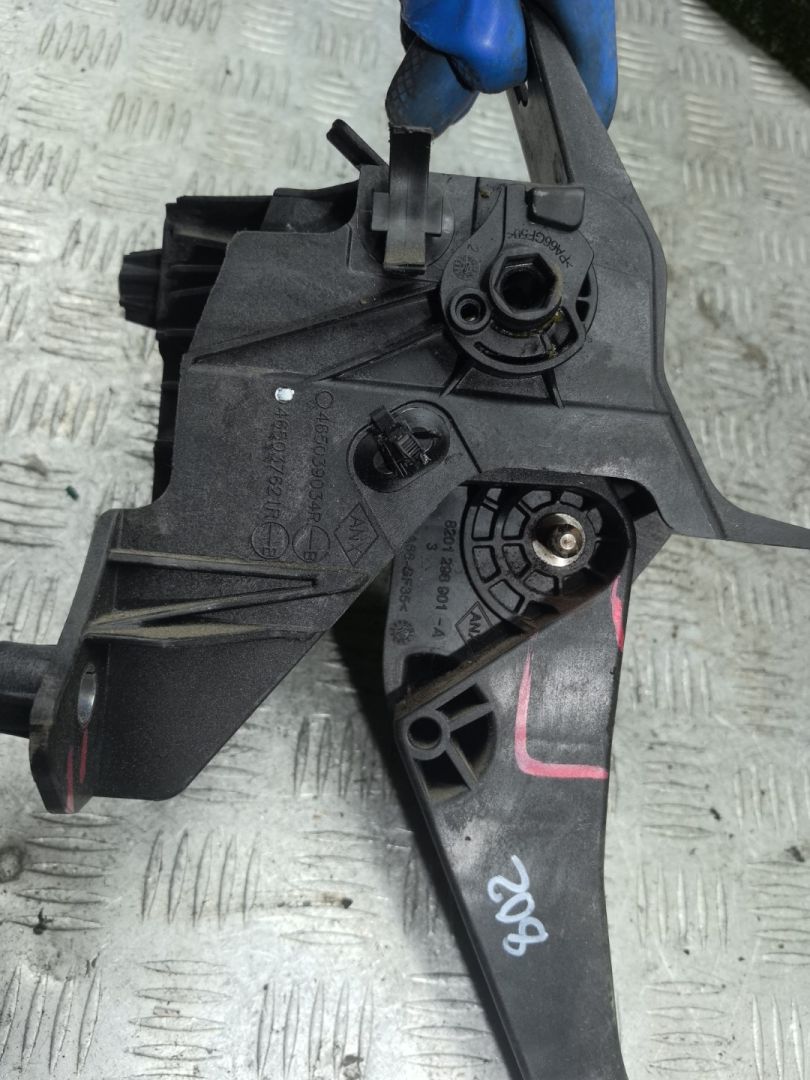 педаль сцепления Lada XRAY 1 поколение 2019, 1.6 л., бензин, МКПП, внедорожник 5 дв. - фото №1