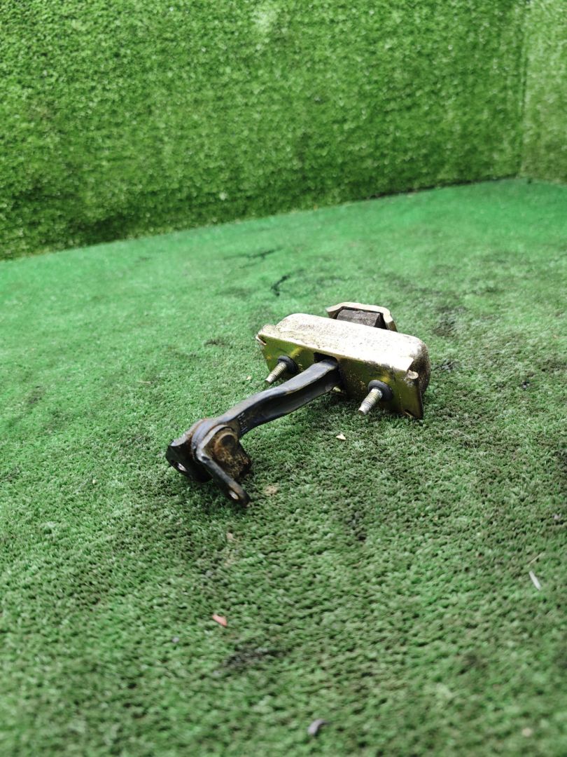 ограничитель открывания двери Chrysler Voyager 4 поколение 2002, 2.4 л., бензин, МКПП, минивэн - фото №1