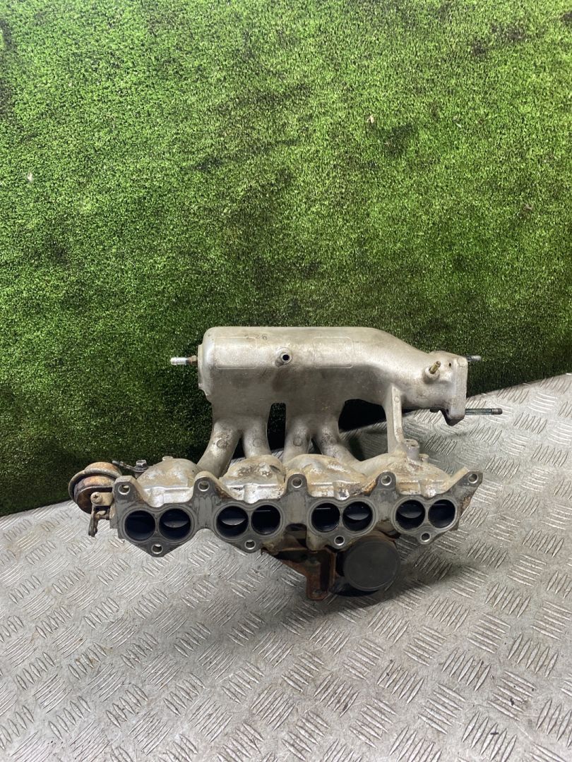 коллектор впускной Toyota Avensis 1 поколение (T220) 1999, 1.6 л., 4A-FE, бензин, МКПП, седан, передний привод - фото №1