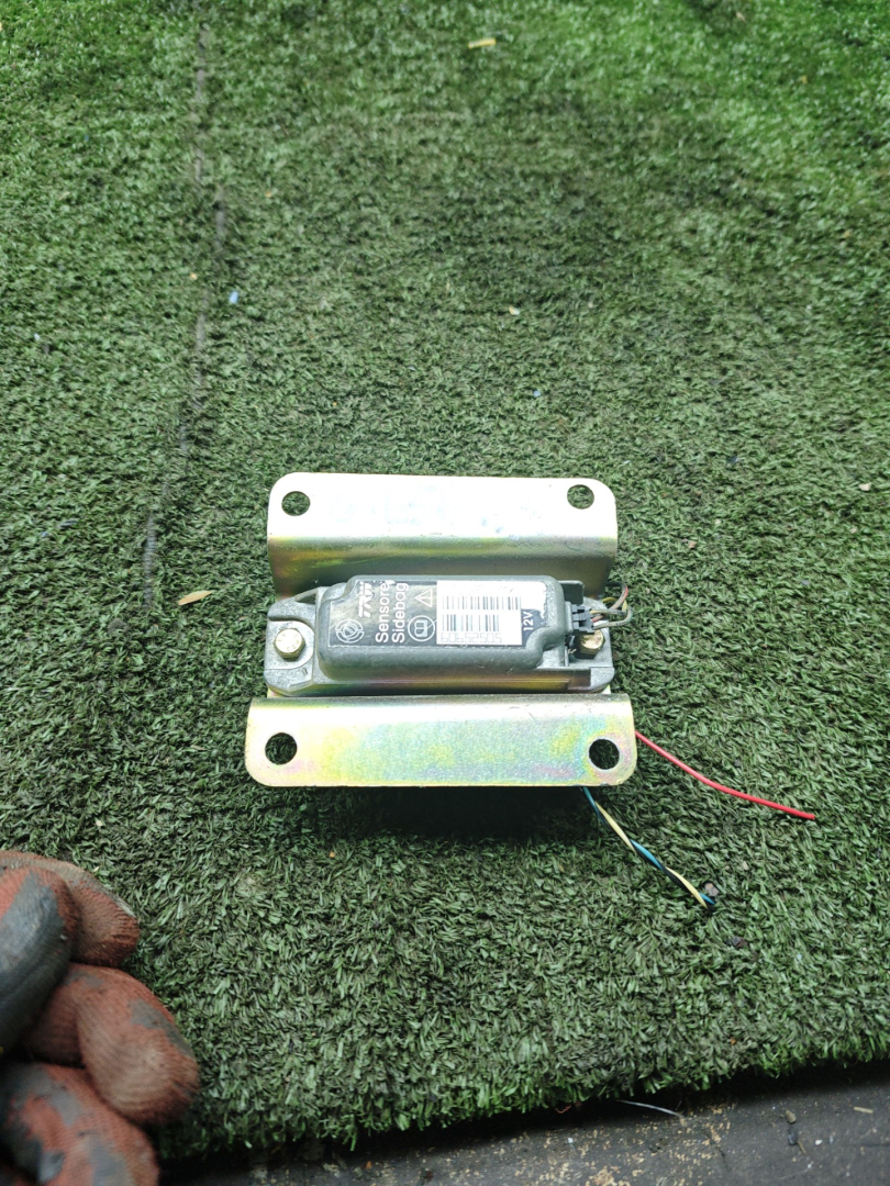 датчик удара Alfa Romeo 166 1 поколение 2000, 2.0 л., бензин, МКПП, седан, 60652505 - фото №1