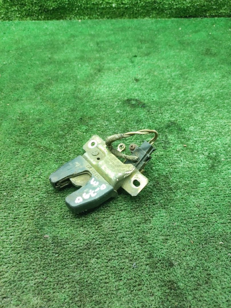 замок багажника Volkswagen Passat B3 1990, 1.8 л., mono, бензин, МКПП, седан - фото №1