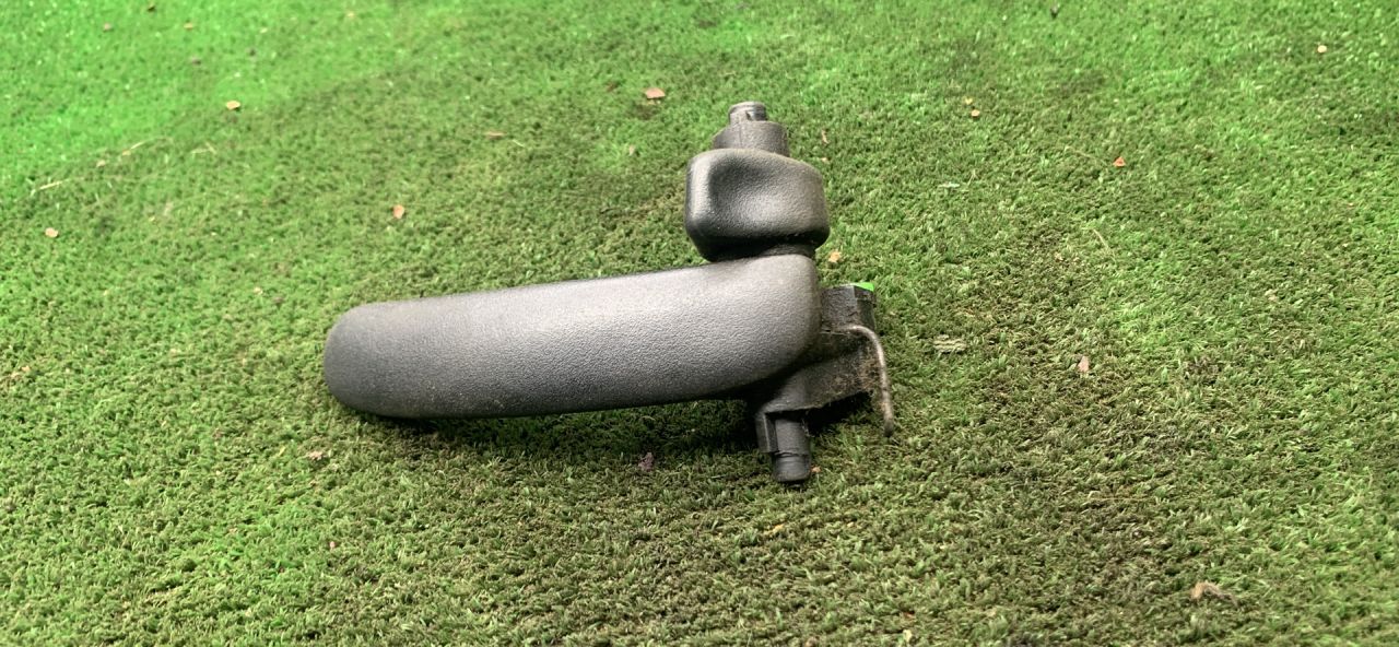 ручка внутренняя передняя правая Opel Sintra 1 поколение 1998, 2.2 л., X 22 XE, бензин, МКПП, минивэн - фото №1