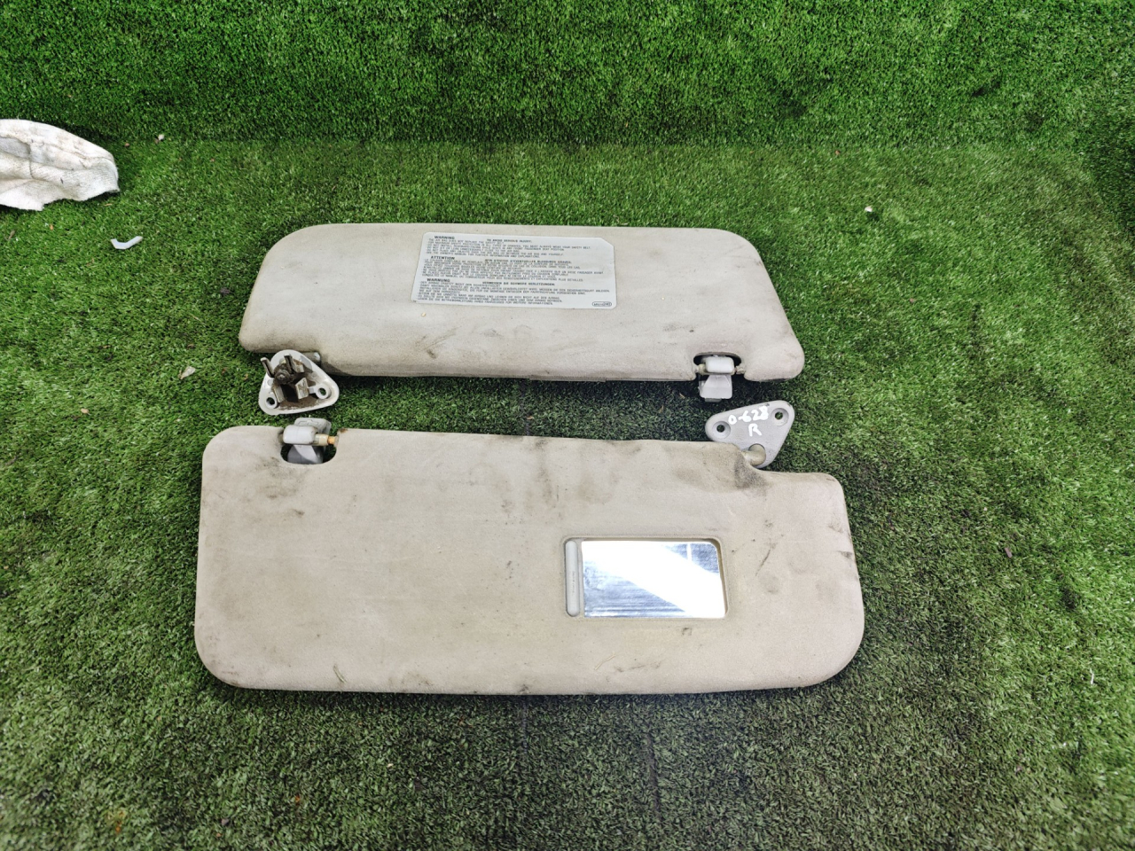 козырек солнцезащитный Mitsubishi Space Wagon 3 поколение (Typ N50) 2000, 2.4 л., GDi, бензин, МКПП, минивэн - фото №1