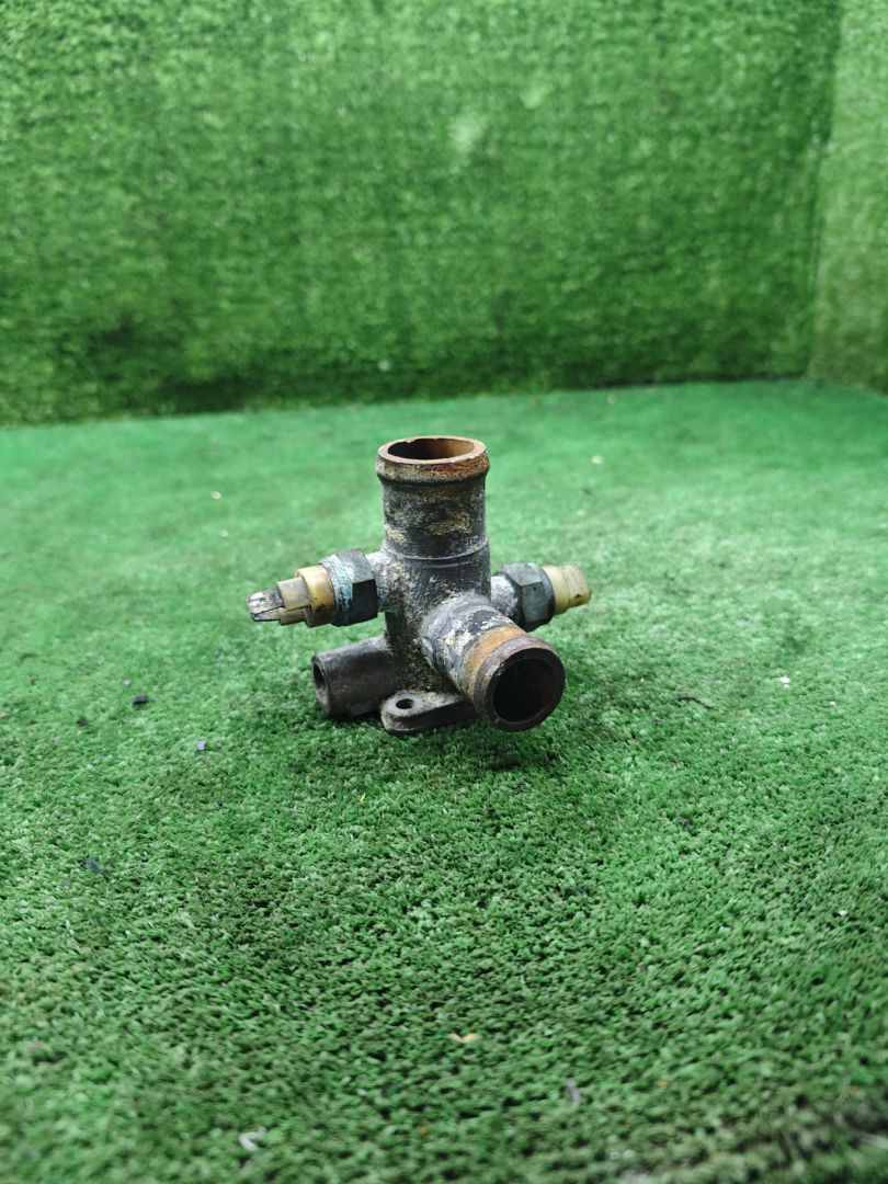 фланец (тройник) системы охлаждения Volkswagen Golf 3 поколение 1995, 1.8 л., бензин - фото №1