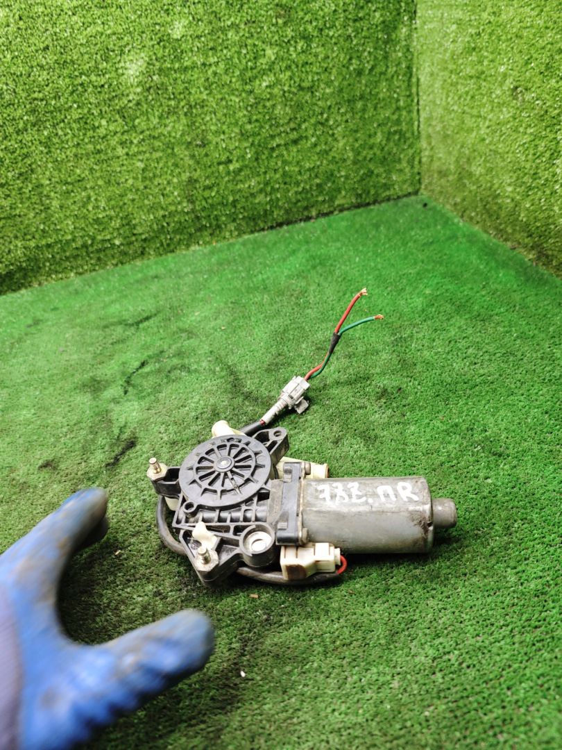 моторчик стеклоподъемника передний правый Toyota Carina E 1 поколение T190 1997, 2.0 л., 3S-FE, бензин, МКПП, универсал - фото №1