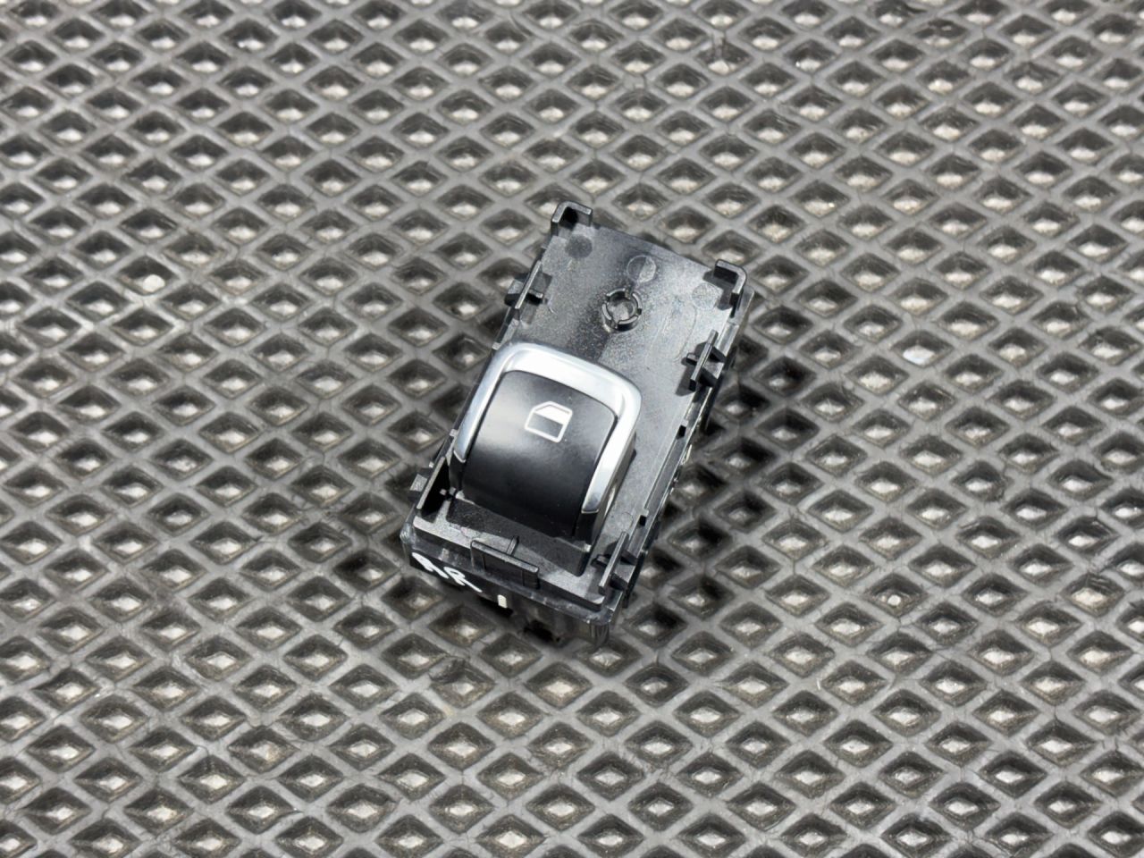 кнопка стеклоподъемника двери задней правой Kia K5 3 поколение 2022, 1.6 л., G4FP, бензин, АКПП, 93581L2100 - фото №1