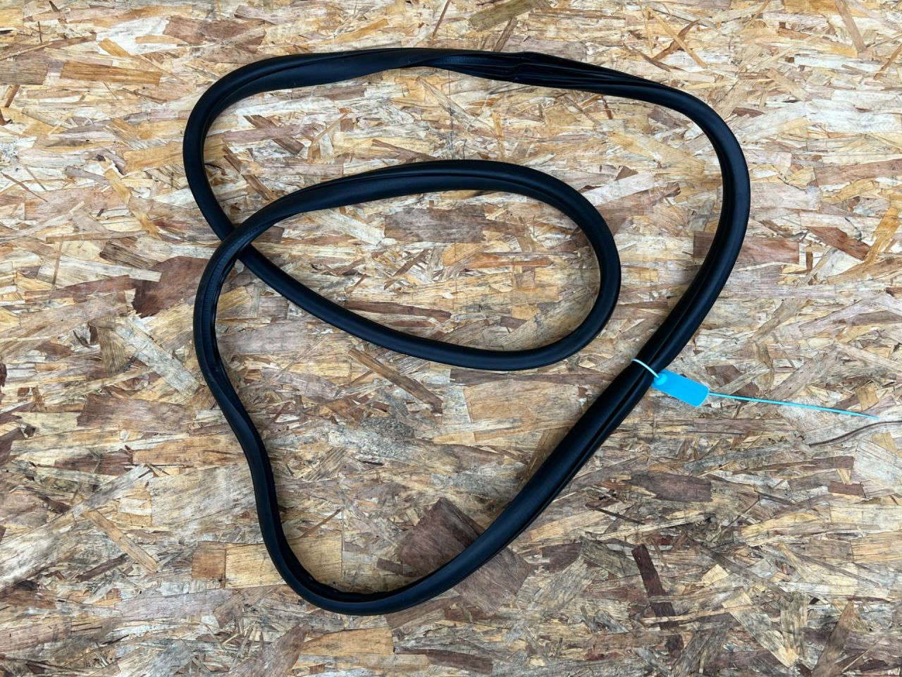 уплотнитель двери Genesis G70 1 поколение 2019, 2.0 л., G4KL, бензин, АКПП, седан, 181019221151 - фото №1