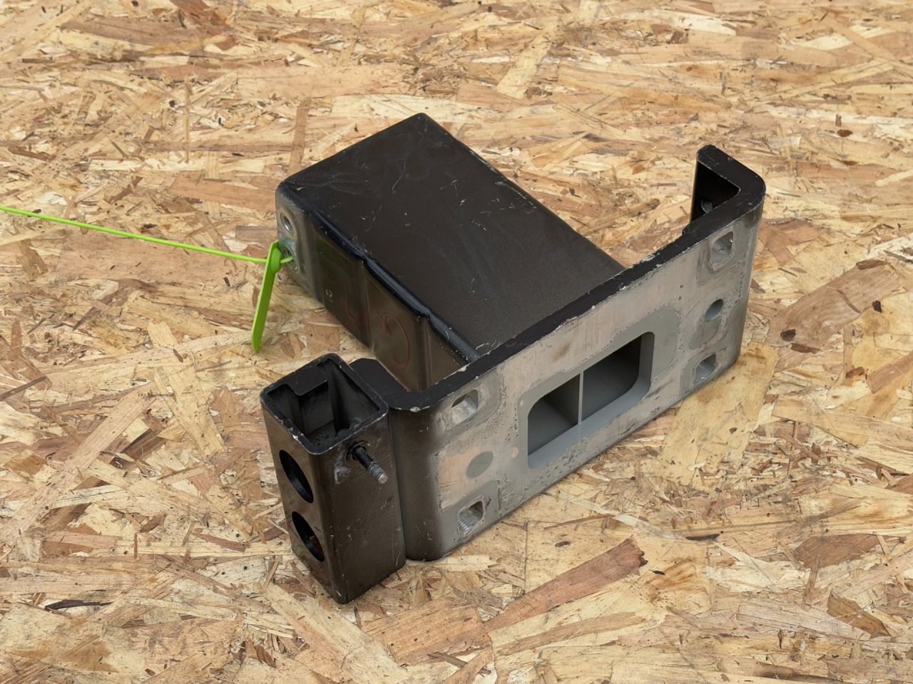 кронштейн переднего бампера Land Rover Range Rover Sport 2 поколение L320 2015, 3.0 л., 306PS, бензин, АКПП, внедорожник 5 дв., CPLA103A32AC, LR033056 - фото №1