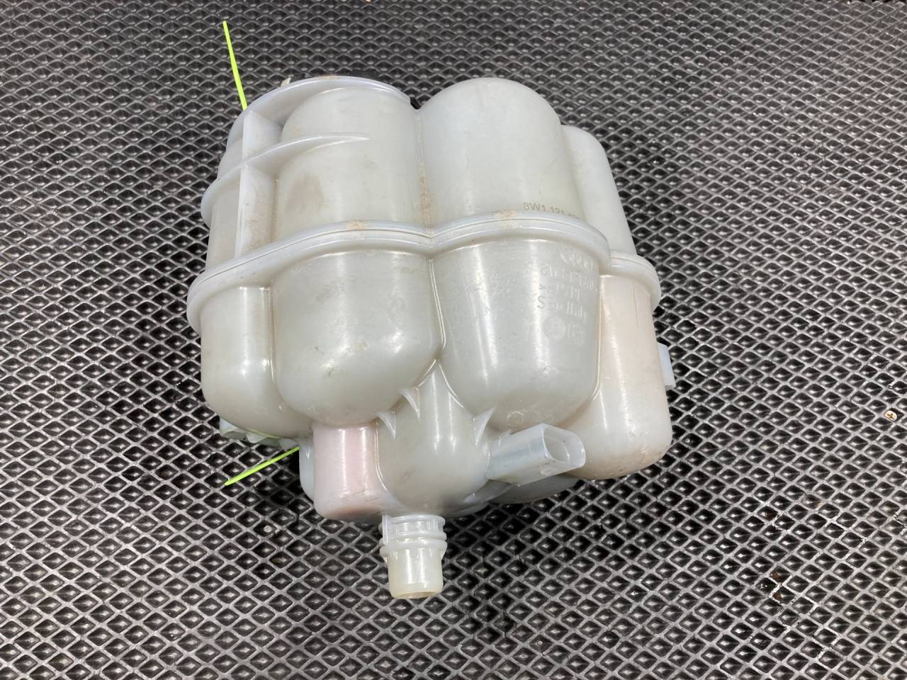 бачок расширительный Audi S4 B9 2019, 3.0 л., CWGD, бензин, АКПП, седан, 8W1121403A, 8W1121405F - фото №1