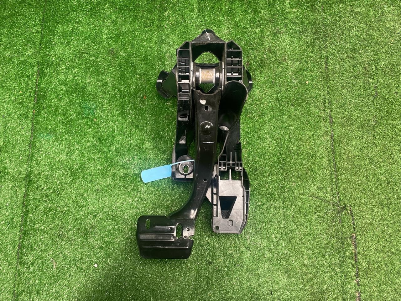 педаль тормоза Volkswagen Taos 1 поколение 2021, 1.5 л., DNK, бензин, АКПП, внедорожник 5 дв., 5QN723058C - фото №1